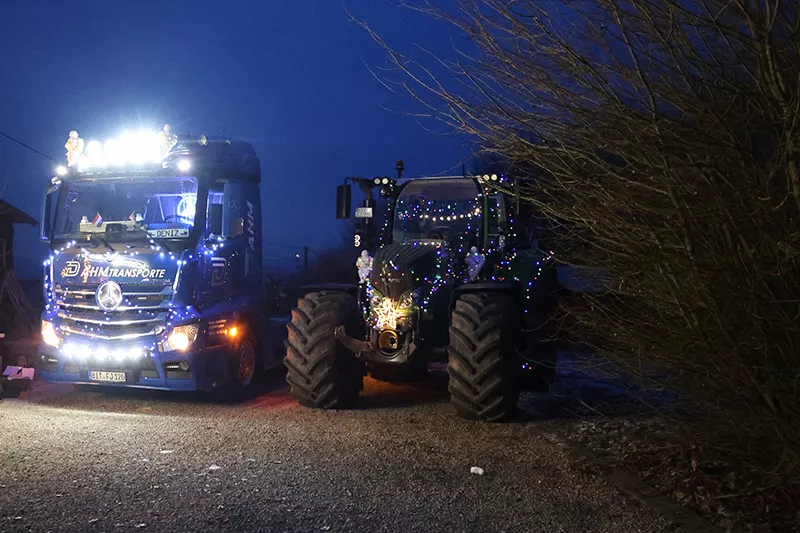 Fahrzeuge mit Weihnachtsdekoration